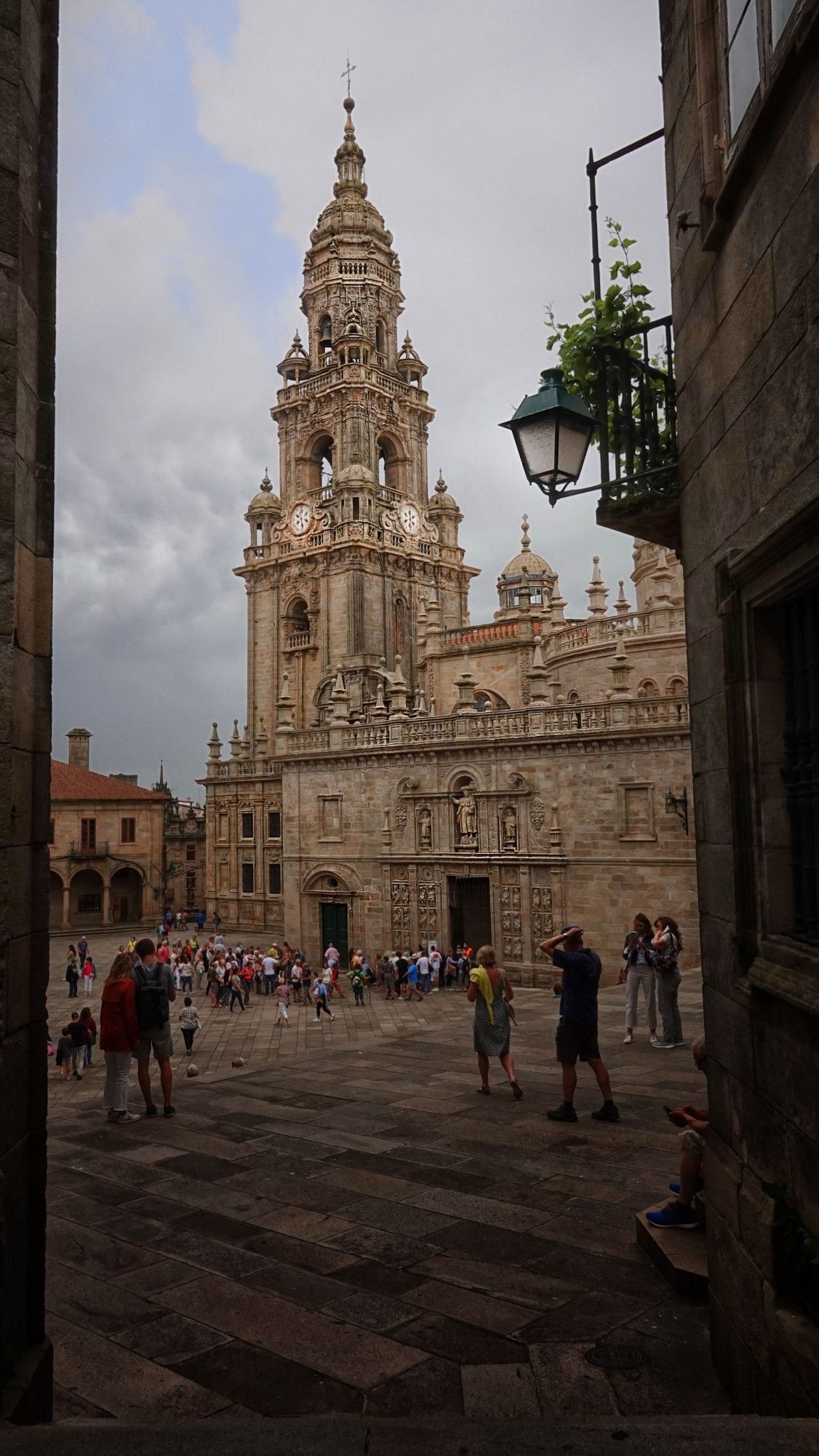 Torre del Reloj de la catedral de Santiago vista desde la plaza de la Quintana